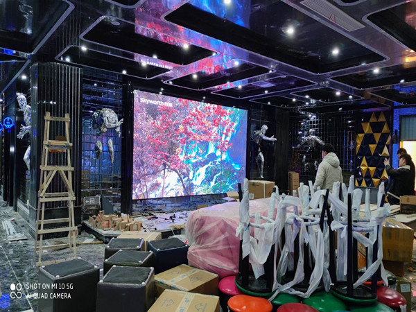 鸡冠室内P2.5全彩显示屏